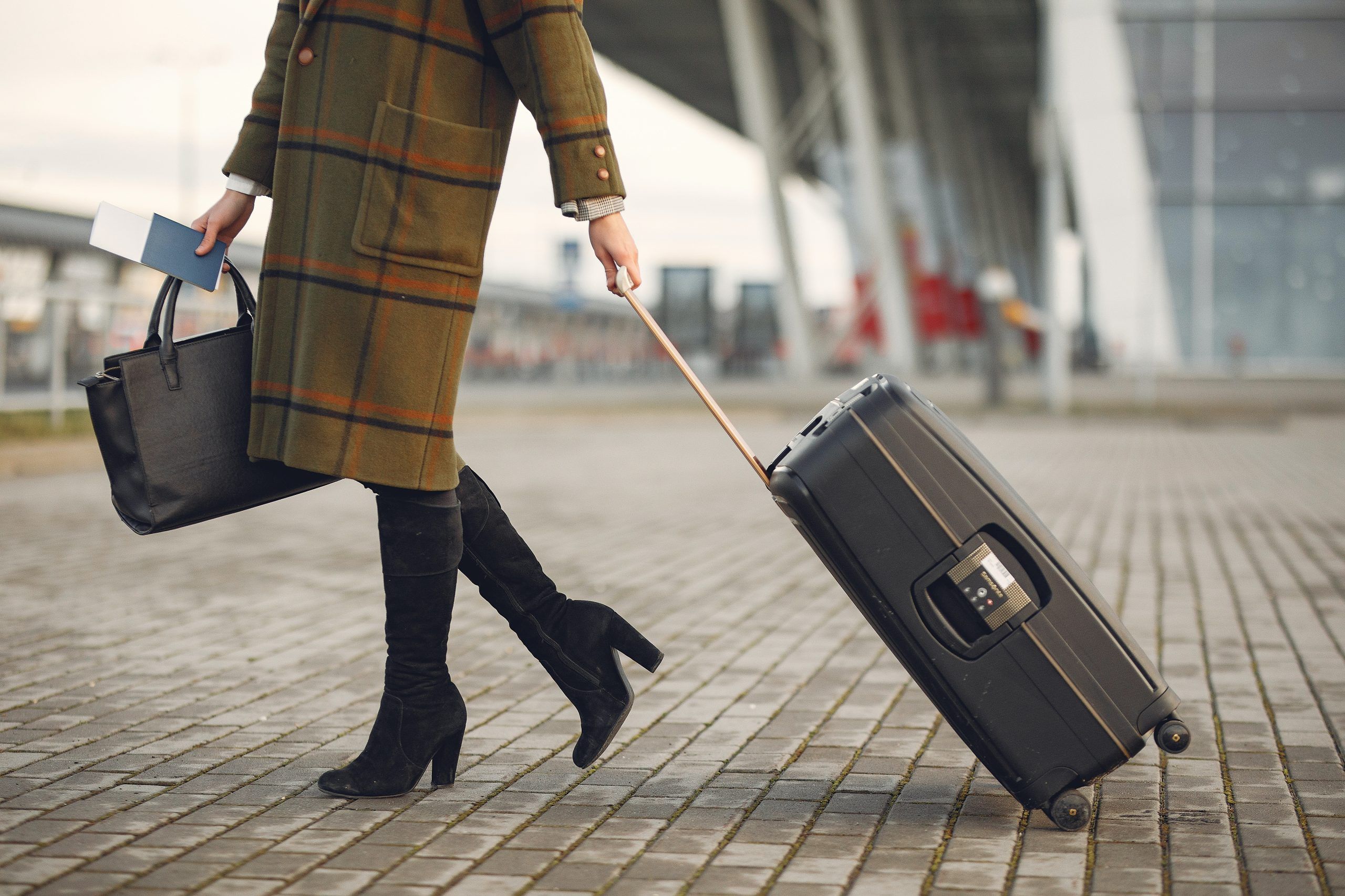 Cliente en aeropuerto buscando un transfer